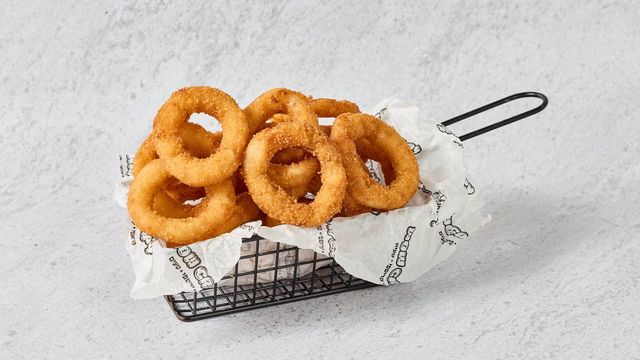 טבעות בצל מטוגנות בסלסלה