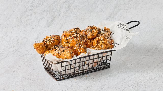 חצאי כנפיים ברוטב צ׳ילי עם שומשום בסלסלה